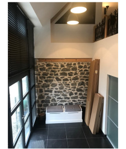 Photo de galerie - Entrée mur pierre et habillage