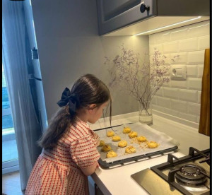 Photo de galerie - Durant un baby-sitting, on a fait des cookies, j’aime beaucoup faire des gâteaux et je trouve que cela est intéressant et ludique pour les enfants !