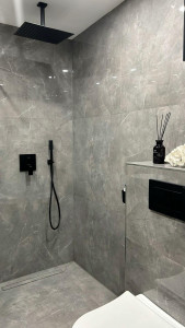 Photo de galerie - Rénovation salle de bain complète pose de bac à douche avec pause et finition carrelage carrelage