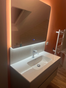 Photo de galerie - La peinture , miroir, meuble vasque sèche serviette