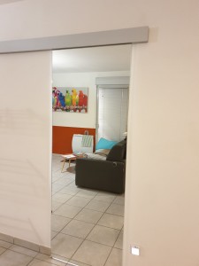 Photo de galerie - Installation d'une porte supplémentaire dans une salle de bain avec Découpe du placoplatre.
