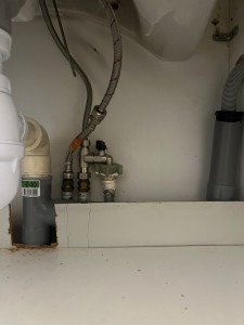 Photo de galerie - Installation de Robinet pour machine a lave et installation évacuation d’eau .     