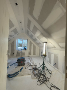 Photo de galerie - Ponçage et peinture d’un comble 