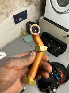 Photo de galerie - DÉPANNAGE BALLON EAU CHAUDE, Pas assez de pression sur le circuit d’eau chaude nettoyage du coude de sortie et de la cuve.