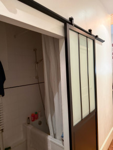 Photo de galerie - Montage d'une porte coulissante pour salle de bain 