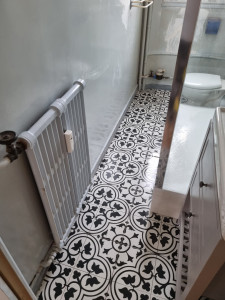 Photo de galerie - Rénovation d'un salle de bain , pose d'un receveur sur plots avec contour siporex , cabine adapter en contour, carrelage de sol, faïence style zellige, pose d'un meuble lavabo avec modification intégrale de la plomberie suite 