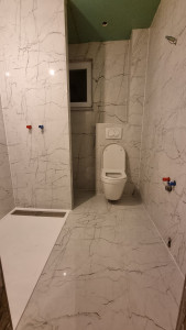 Photo de galerie - Rénovation totale d'une petite salle de bains avec wc suspendu, douche...

