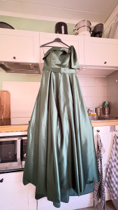 Photo de galerie - Reprise à la taille d’une robe de soirée 