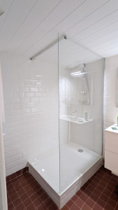 Photo de galerie - Renovation salle de bain, pose bac douche, paroi, meuble vasque, carrelage, peinture plafond