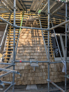 Photo de galerie - Fixation de planches en bois sur une structure (toiture).