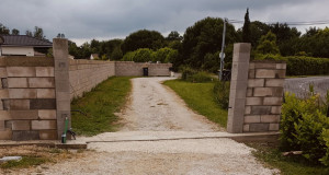Photo de galerie - Réalisation seuil de portail et piliers plus muret des deux côtés 
