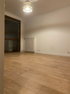 Photo de galerie - Pose d un parquet et peinture au mur 