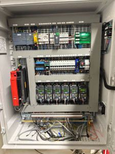 Photo de galerie - Réalisation d'une armoire électrique dans le cadre de mon projet en licence professionnelle. J'ai pu imaginé toute l'armoire électrique,ses composants etc et j'ai également câbler l'ensemble et procéder à son installation et suivi.