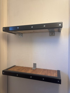 Photo de galerie - Réalisation et assemblage d’une étagère de toilettes en bois, avec structure en fer en U autour des planches. Travail réalisé sur mesure et avec soin. 