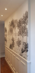 Photo de galerie - Pose papier peint panoramique et sous bassement lambris.