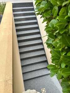 Photo de galerie - Rénovation complète de cet escalier avec une finition gris anthracite et gris clair, pour un rendu moderne, élégant et durable.