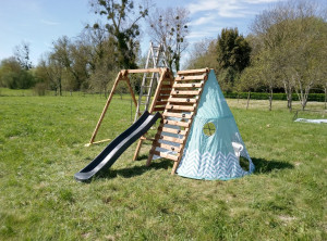 Photo de galerie - Montage d'une aire de jeux.