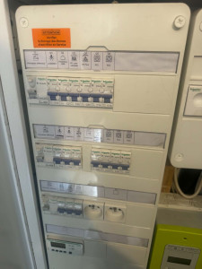 Photo de galerie - Diagnostic et réparation de pannes électriques, remplacement du boîtier de fusibles et tous services d'électricité.
