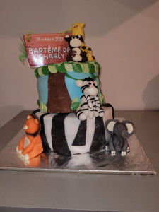 Photo de galerie - Pièce montée pour un baptême, cake design en pâte a sucre 