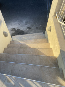 Photo de galerie - Pose de carrelage sur escalier extérieur, avec découpes précises, alignement soigné, pose des nez de marche et finitions propres et durables.