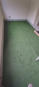 Photo de galerie - Pose et fixation d'un gazon synthétique sur une terrasse 