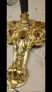 Photo de galerie - Feuille de cuivre sur son pied de 
 bistrot parisien