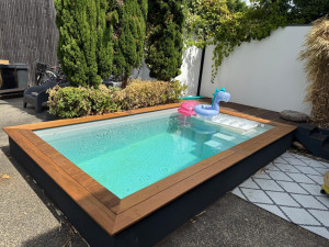 Photo de galerie - Rénovation - terrasse bois, margelle bois piscine - Après travaux