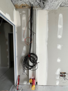 Photo de galerie - Installation d’une goulotte pour accueillir le tableau électrique et son tableau de communication 