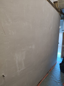Photo de galerie - Rénovation d'un mur d'une cage d'escalier.( enduit, rattisage )
