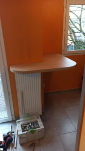 Photo de galerie - Fabrication et pose d'un plan de travail avec fixation invisible 