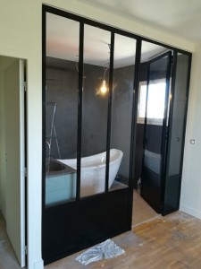 Photo de galerie - Réalisation d'une cloison+porte vitrées pour une salle de bain chambre parental