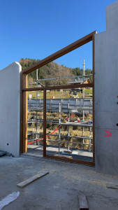 Photo de galerie - Pose de baies vitrées et porte poussant droite, d’une hauteur de 5m 