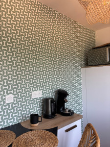 Photo de galerie - Réalisation d’une tapisserie sur deux murs + raccord plafond. Réalisation 