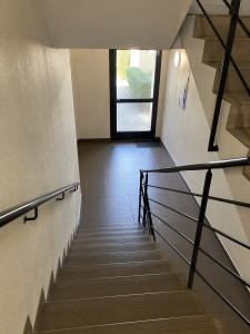 Photo de galerie - Nettoyage des parties communes d’immeuble. Escaliers, paliers et hall d’entrée entretenus avec soin pour des espaces propres et accueillants.