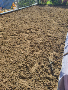 Photo de galerie - Préparation du terrain pour l'accueil d'une pelouse en rouleau.
Le sol a été entièrement retourné, nettoyé et nivelé au râteau pour offrir une surface régulière et meuble, prête à recevoir le nouveau gazon.