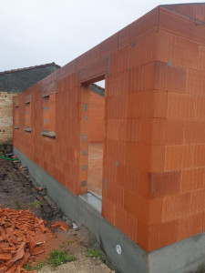 Photo de galerie - Exemple de la construction d'une maison en brique à joint mince en mousse polyuréthane.