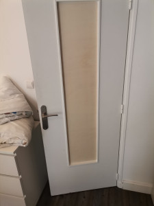 Photo de galerie - Réparation de porte suite à une vitre brisée remplacement contre-plaqué.