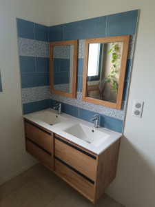 Photo de galerie - Installation meuble vasque et mitigeur+carrelage et miroirs.