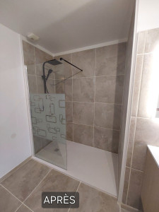 Photo de galerie - Installation d'un bac de douche, carrelage aux murs et sol avec la mise en place d'une parois 