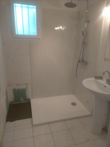 Photo de galerie - Enlèvement de baignoire 
pose de bac a douche + raccordement, pose PVC plus chape 