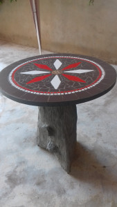 Photo de galerie - Réalisation table ronde mosaïque, pied imitation tronc d'arbre creux en ciment.