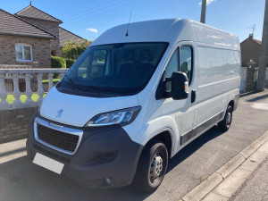 Photo de galerie - Pour tout type de transport, je vous propose ce Peugeot Boxer (L2H2), avec ou sans chauffeur selon vos préférences. Si nécessaire, je peux également fournir du personnel pour vous aider à charger, décharger et transporter vos affaires en toute sécurité.