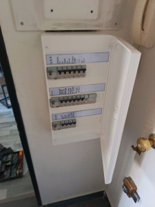 Photo de galerie - Photo après : installation d’un nouveau tableau électrique Legrand Electric 3 rangées avec repérage des circuits, protections neuves et remise en conformité de l’installation.