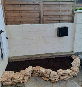 Photo de galerie - Création d'un massif ainsi que nettoyage du mur et pose de palissades.