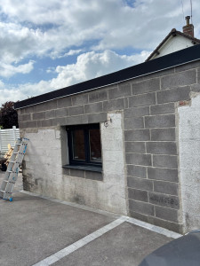 Photo de galerie - Maçonnerie toiture pose de fenêtre et porte fenêtre 