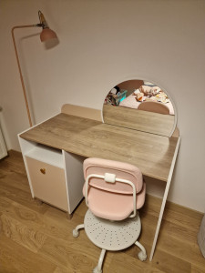 Photo de galerie - Montage d'un bureau d'enfant avec chaise 
