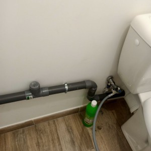Photo de galerie - Pose d'un écoulement avec clapet anti-retour pour machine à laver ainsi que d'un WC et sol imitation parquet