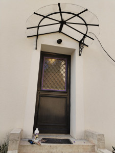 Photo de galerie - Peinture d'une porte d'entrée et fixation d'une marquise 