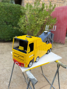 Photo de galerie - Dépanneuse en guise d’urne que j’ai fabriquée entièrement.