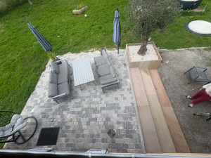 Photo de galerie - Réalisation d’une terrasse en pavé et des marches et pot de fleurs en pierre naturelles